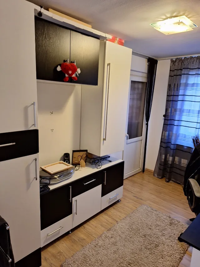 Apartament de vânzare în Cisnădie cu 3 camere și 2 balcoane, complet mobilat cu toate utilitățile și climatizare – fotografia 3 din 8