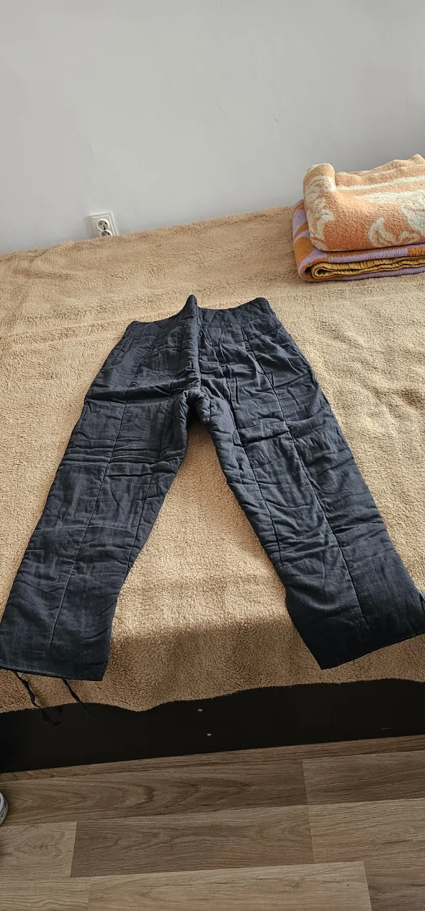 Pantaloni de pufoaica noi de culoare neagra – fotografia 1 din 3