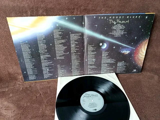 THE MOODY BLUES - The Present  (LP gatefold 1983 Olanda) – fotografia 2 din 4
