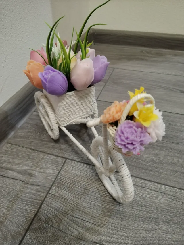 Vând bicicleta cu flori parfumate din baza de săpun natural – fotografia 2 din 4