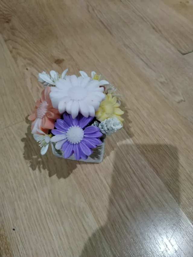 Vând aranjament floral parfumat din baza de săpun natural – fotografia 1 din 4