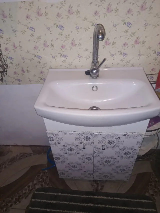 cabina dus,chiuveta baie cu dulăpior vas toaleta – fotografia 3 din 3