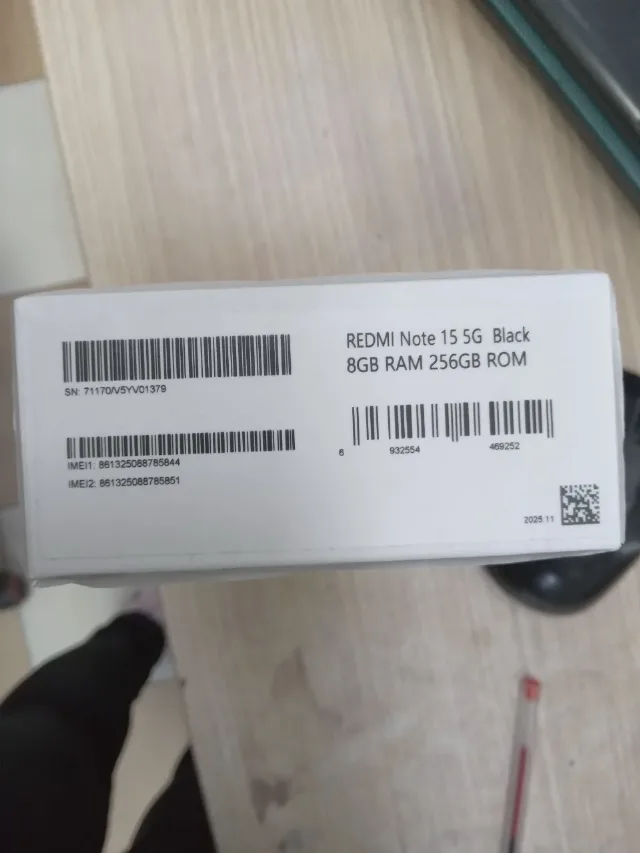 Vând smartphone Xiaomi Redmi Note 15 5G, culoare  Black , variantă de top cu 256 GB spațiu de stocare și 8 GB RAM. – fotografia 2 din 3