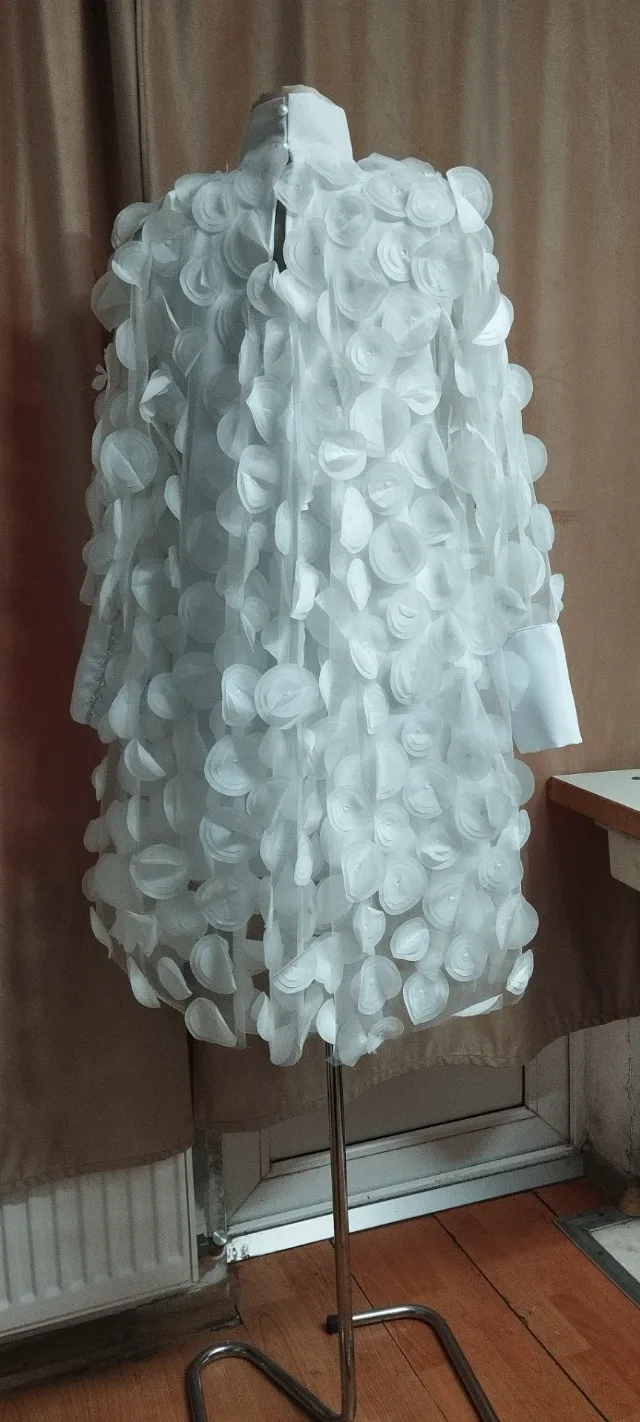 Rochie din voal cu aplicații 3D – fotografia 2 din 3