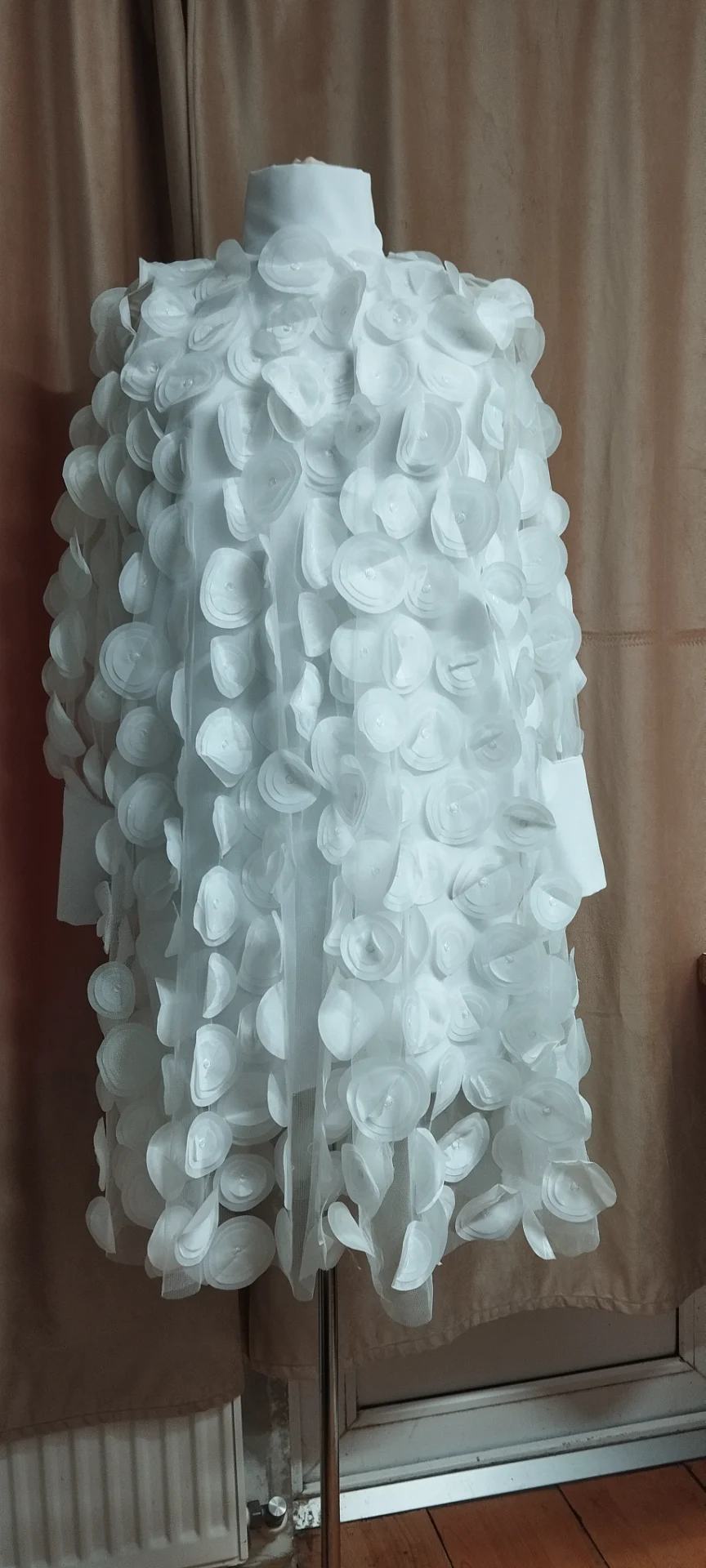 Rochie din voal cu aplicații 3D – fotografia 1 din 3