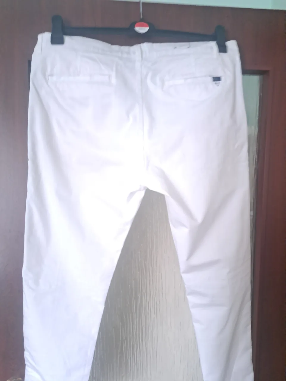 pantalon casual alb asortat cu o camasa de vara – fotografia 1 din 6