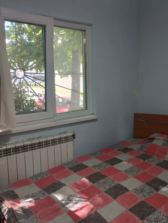 VAND APARTAMENT 70 MP 4 CAMERE DECOMANDAT BAIE WC DE SERVICIU BALCON CONSTRUIT GAZE CENTRALA TERMICA NAVODARI PARTER NAVODARI ZONA EST PRET 75000EURO – fotografia 6 din 7