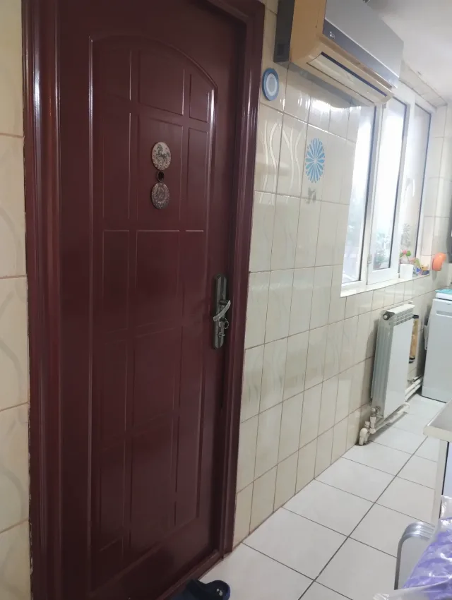 VAND APARTAMENT 70 MP 4 CAMERE DECOMANDAT BAIE WC DE SERVICIU BALCON CONSTRUIT GAZE CENTRALA TERMICA NAVODARI PARTER NAVODARI ZONA EST PRET 75000EURO – fotografia 5 din 7