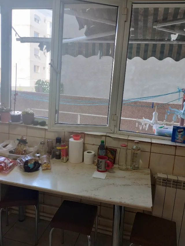 VAND APARTAMENT 70 MP 4 CAMERE DECOMANDAT BAIE WC DE SERVICIU BALCON CONSTRUIT GAZE CENTRALA TERMICA NAVODARI PARTER NAVODARI ZONA EST PRET 75000EURO – fotografia 2 din 7