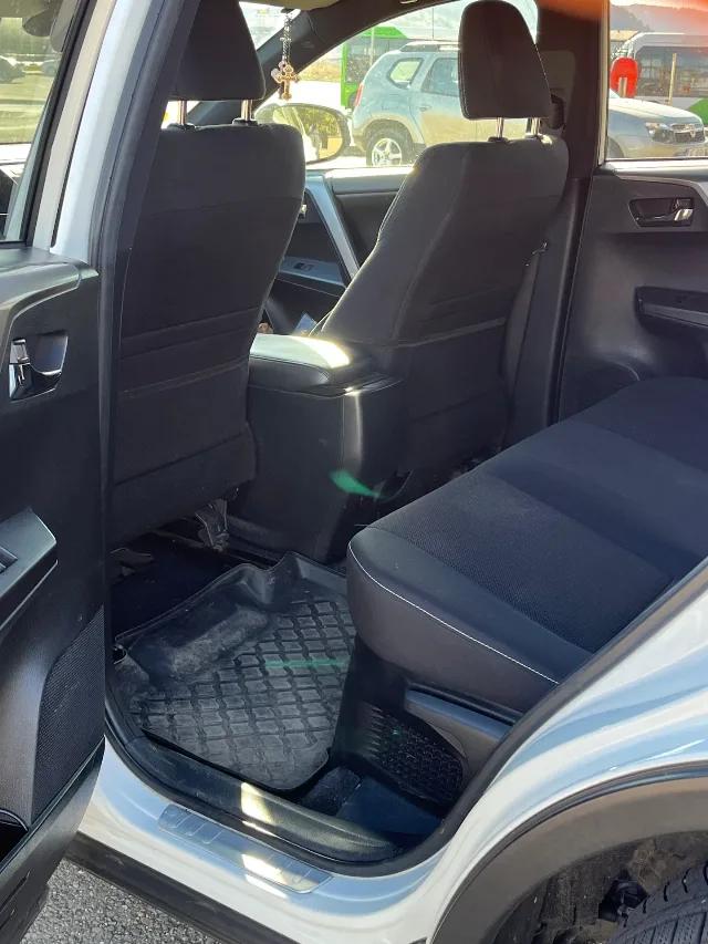Toyota rav4 hibrid – fotografia 5 din 6