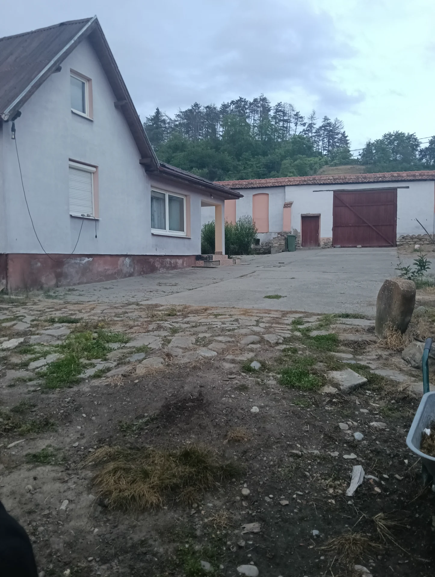 Casă de vânzare la țară – fotografia 1 din 4