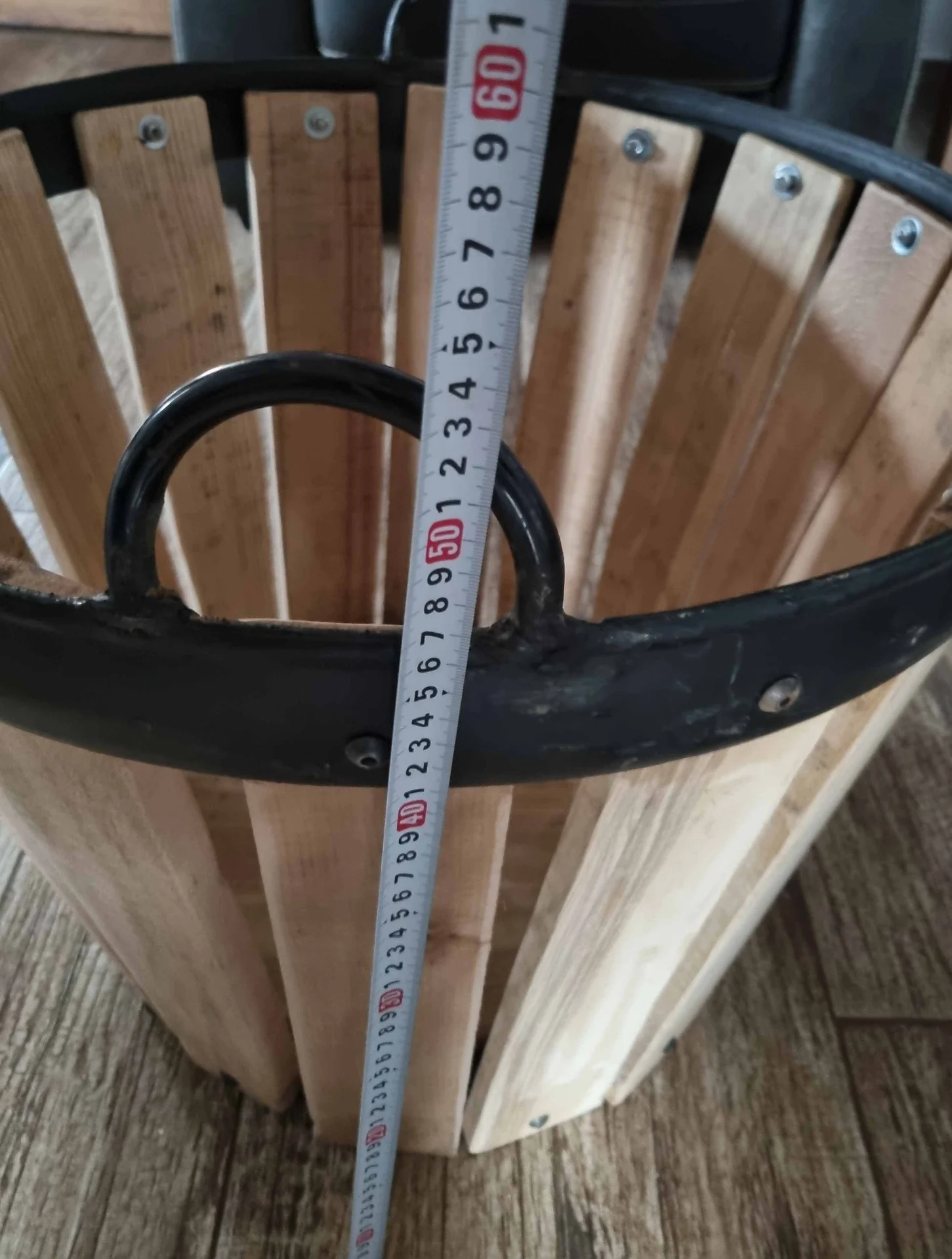 Suport lemne fabricat din otel si lemn masiv de esenta tare – fotografia 4 din 5
