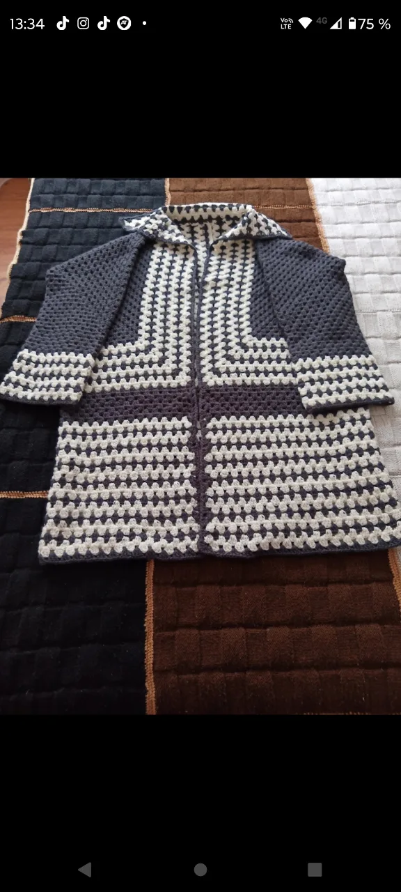 Cardigan croșetat manual – fotografia 4 din 4