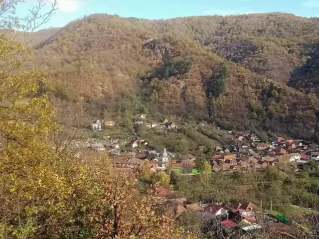 Casă cu teren de vânzare – fotografia 4 din 8