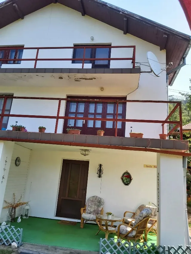Casă cu teren de vânzare – fotografia 2 din 8