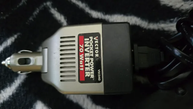 Invertor auto Vector Pocket Power cu adaptor triplu, conectare la priza bricheta a vehiculului – fotografia 2 din 4