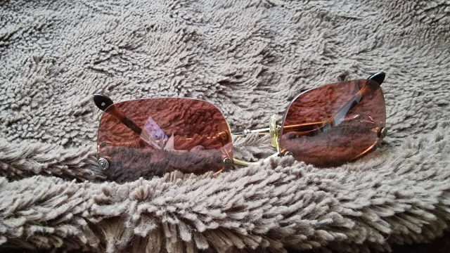 Ochelari de soare un model vintage fără ramă – Sector 6, București