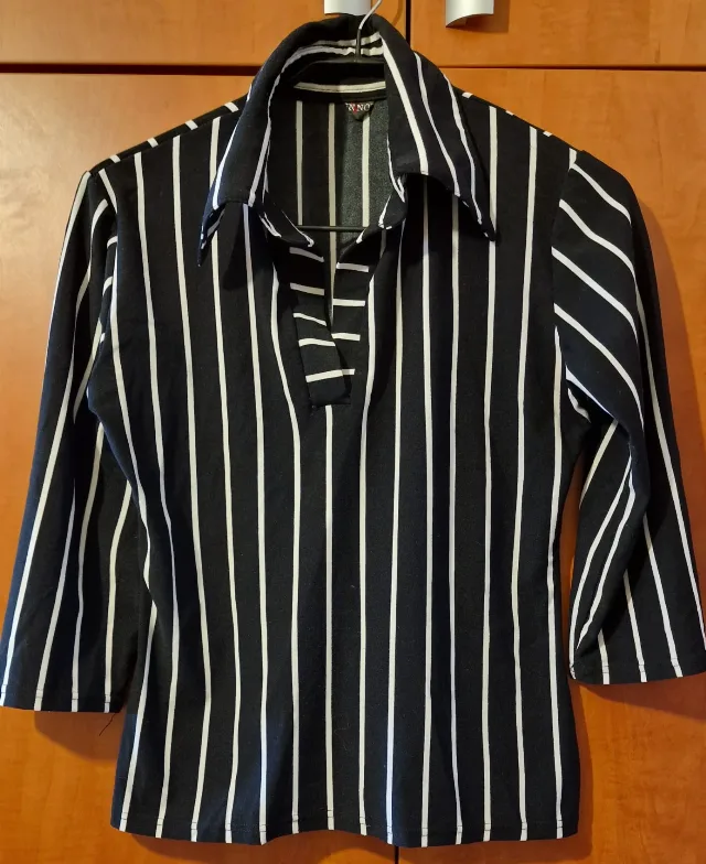 Bluza de damă cu dungi verticale albe și negre, M – Sector 6, București