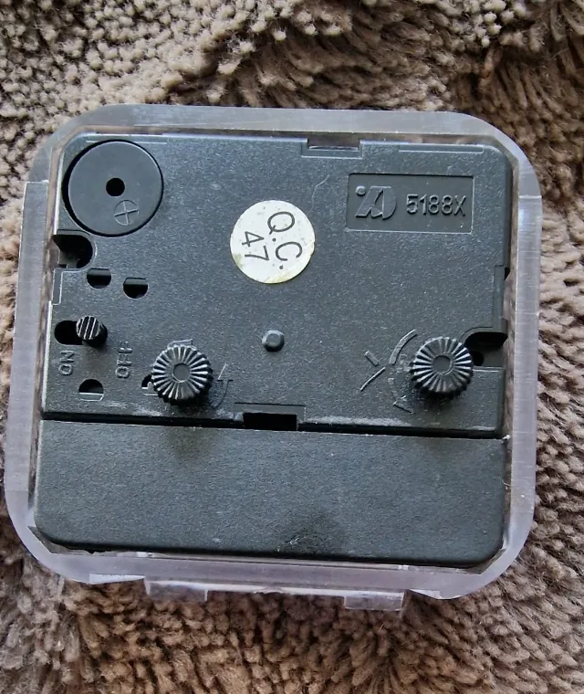 Ceas deșteptător analogic cu tematică Pokémon Pikachu – fotografia 2 din 2