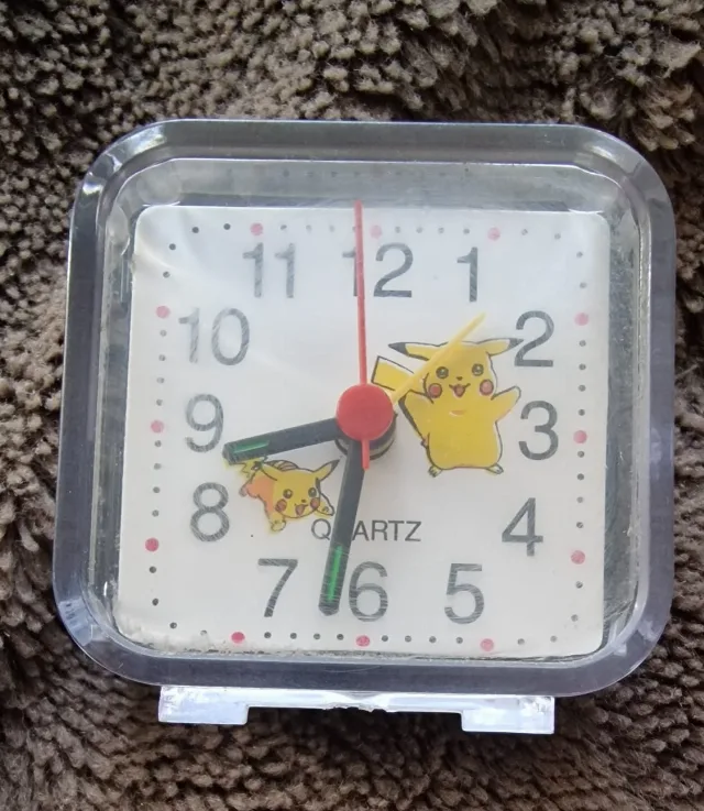 Ceas deșteptător analogic cu tematică Pokémon Pikachu – fotografia 1 din 2