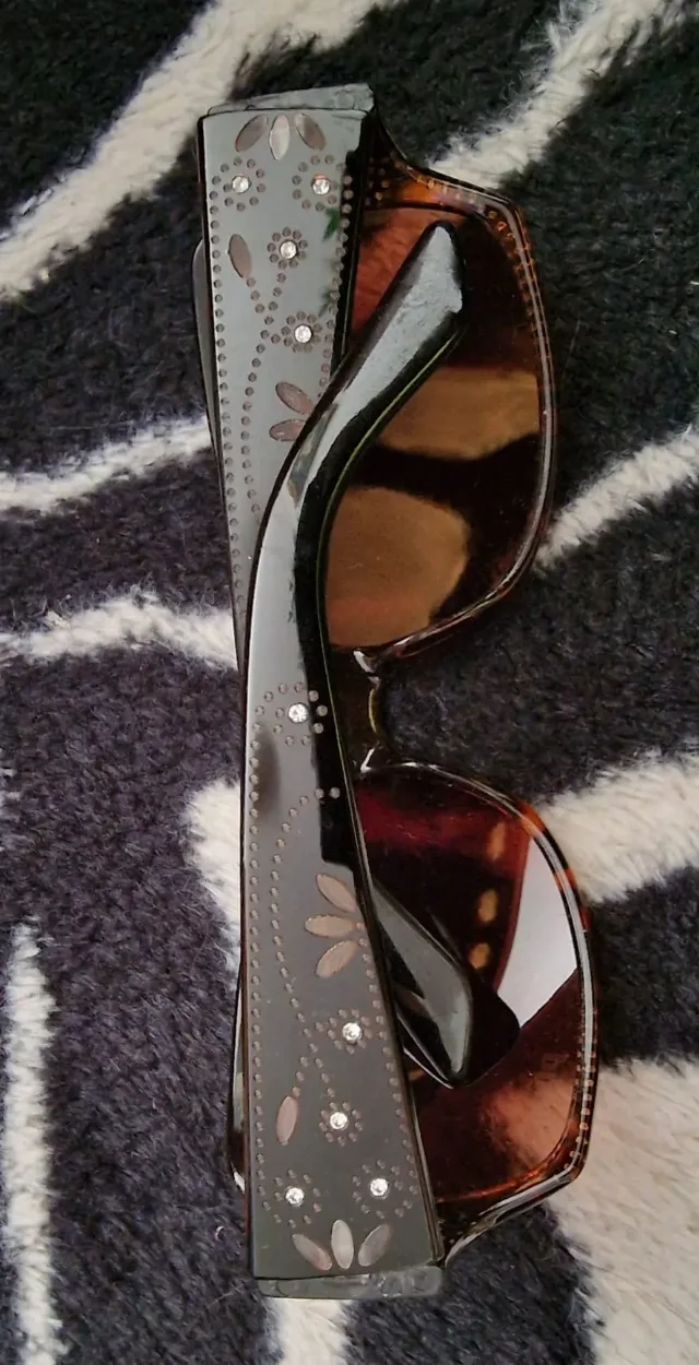 Pugs, Pereche de ochelari de soare – fotografia 4 din 5