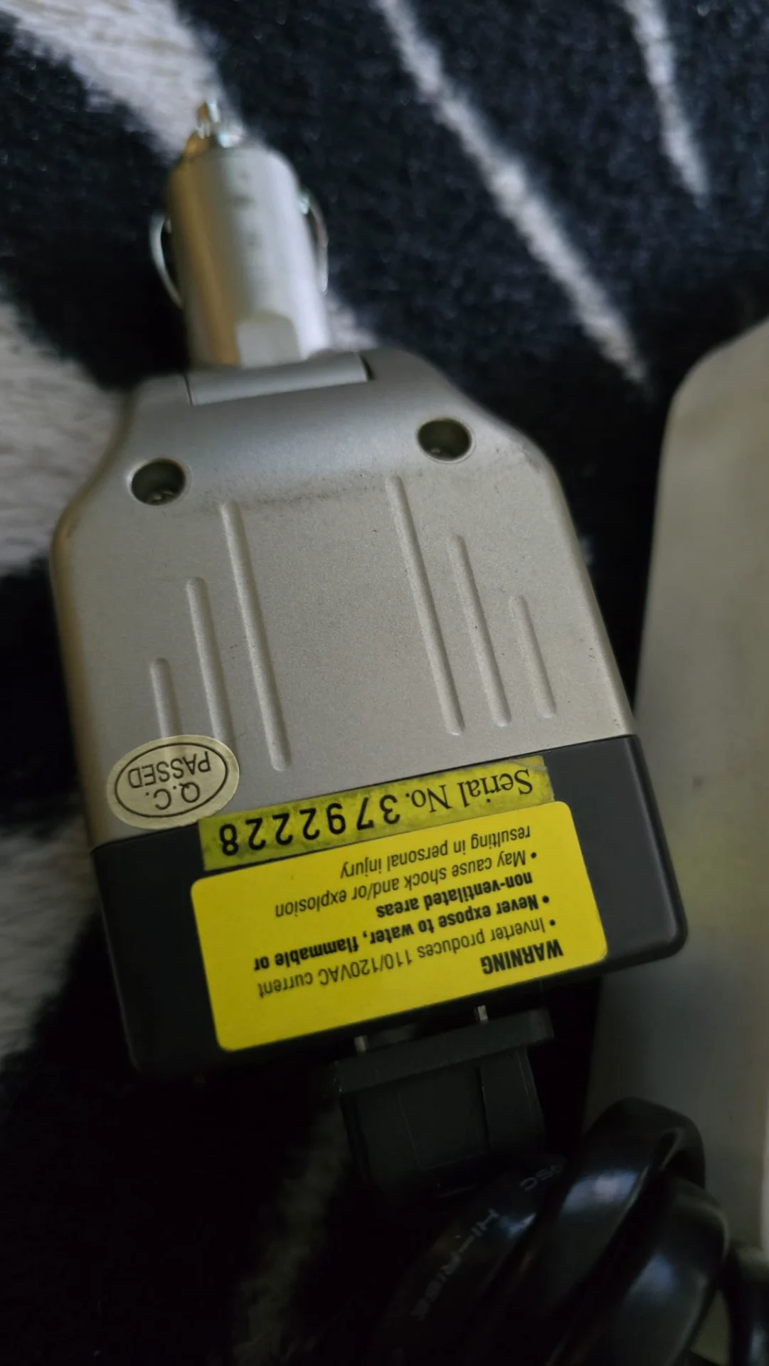 Invertor auto Vector Pocket Power cu adaptor triplu, conectare la priza bricheta a vehiculului – fotografia 3 din 4