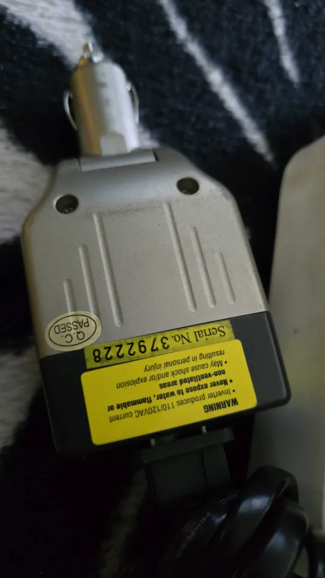 Invertor auto Vector Pocket Power cu adaptor triplu, conectare la priza bricheta a vehiculului – fotografia 3 din 4