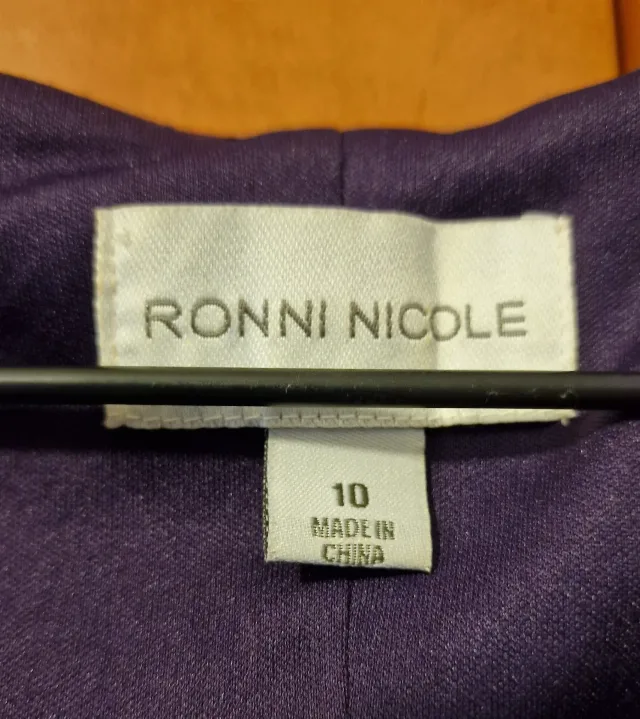 RONNI NICOLE, Rochie violet închis din catifea, masura 10 – fotografia 4 din 5