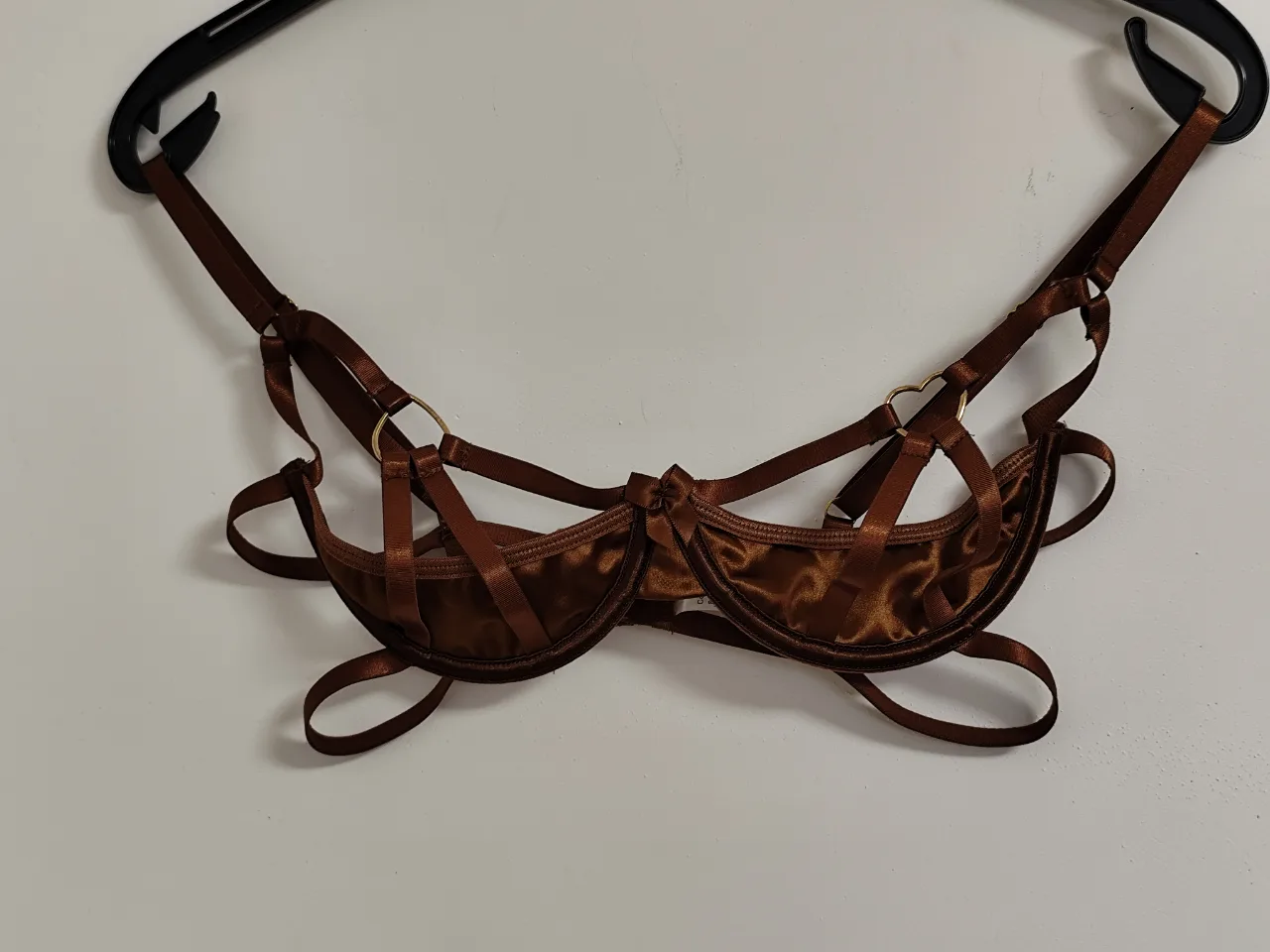 sutien satinat cu decupaj – fotografia 1 din 5