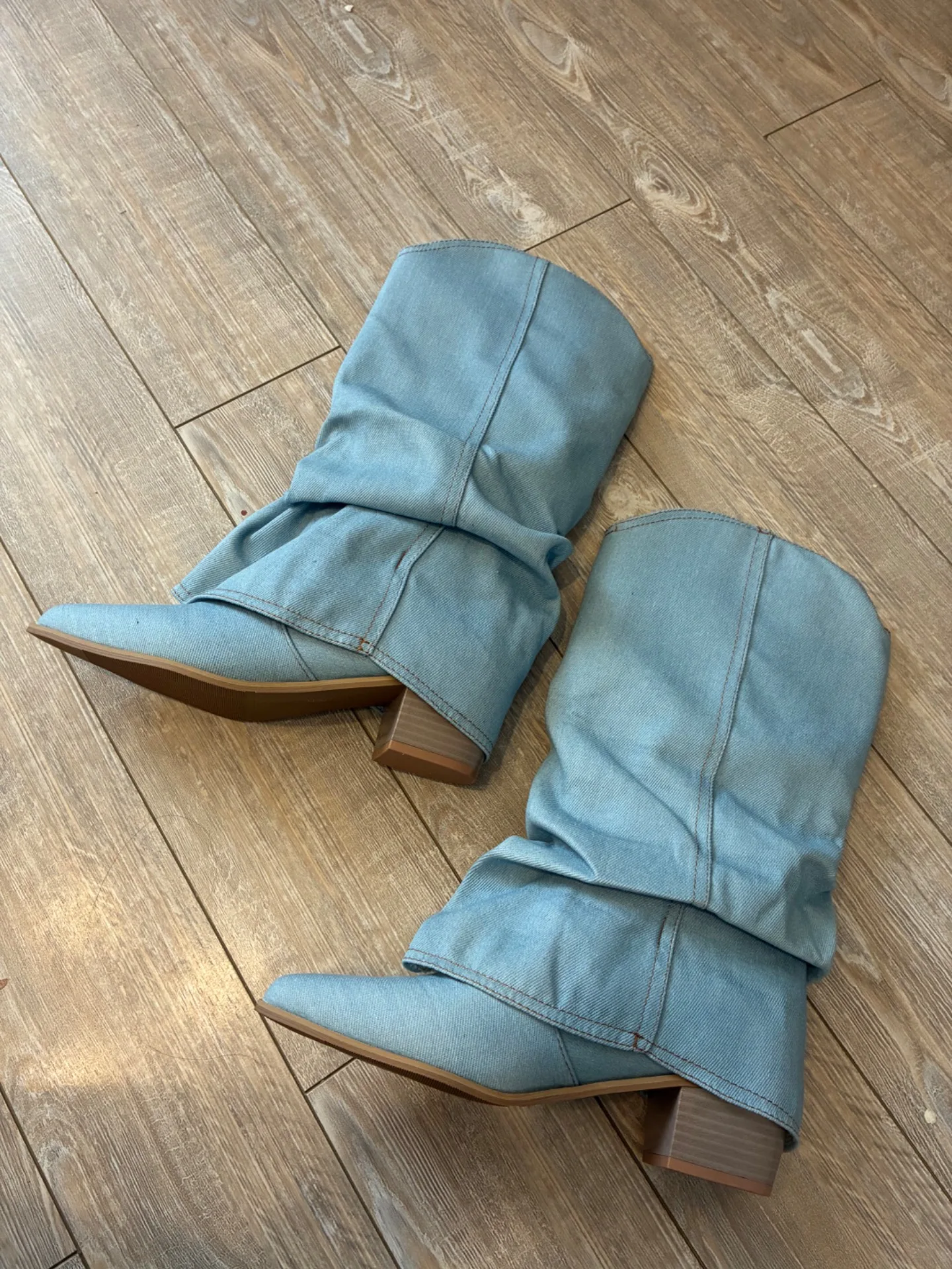 Cizme noi din denim – Sector 1, București