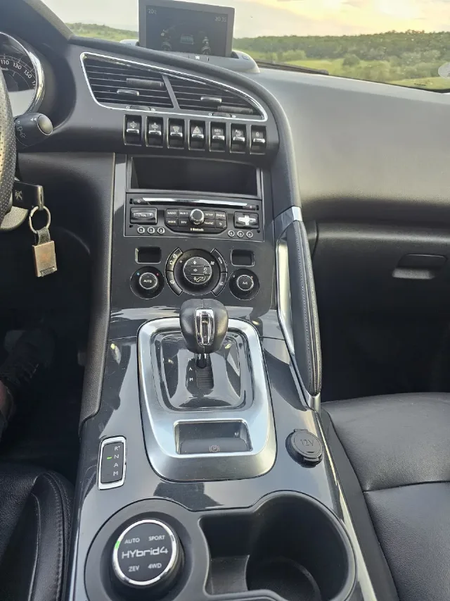 Peugeot 3008 Hybrid 4 4x4 – fotografia 7 din 8