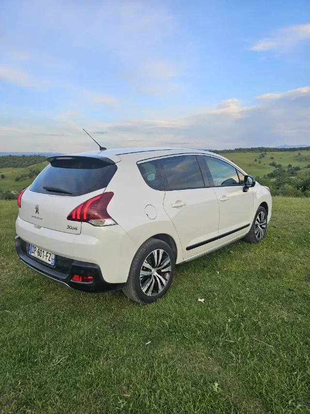 Peugeot 3008 Hybrid 4 4x4 – fotografia 4 din 8