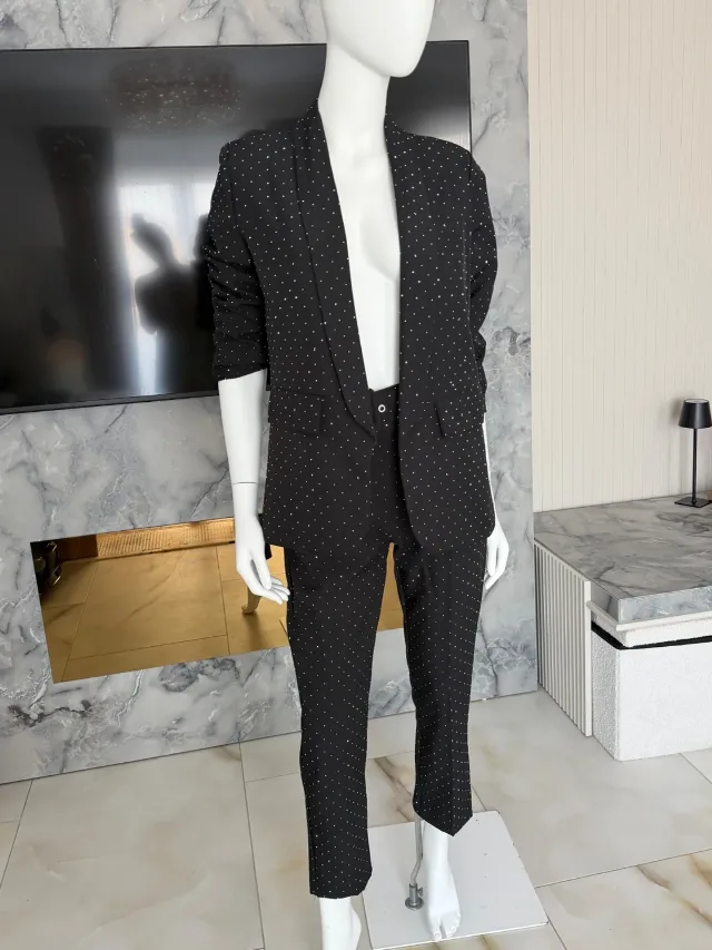 Costum cu aplicații strălucitoare – fotografia 4 din 4