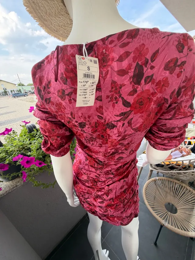 Rochie scurta . – fotografia 4 din 4