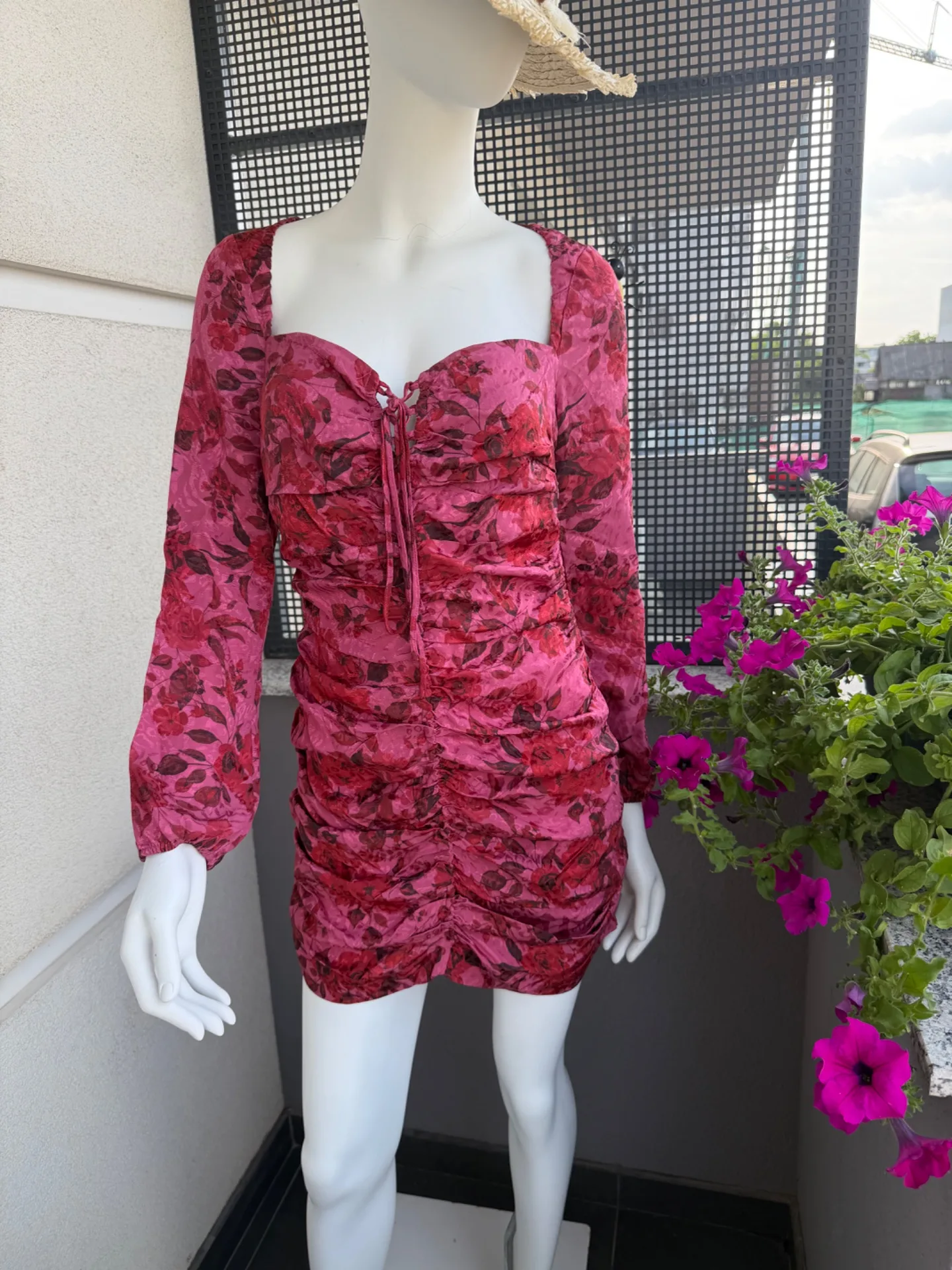 Rochie scurta . – fotografia 1 din 4