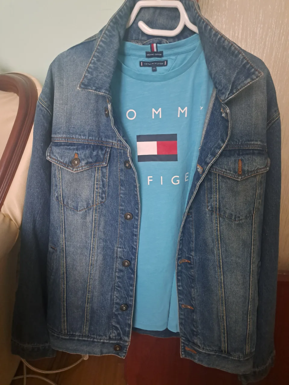 geaca de blugi si un tricou – fotografia 1 din 1