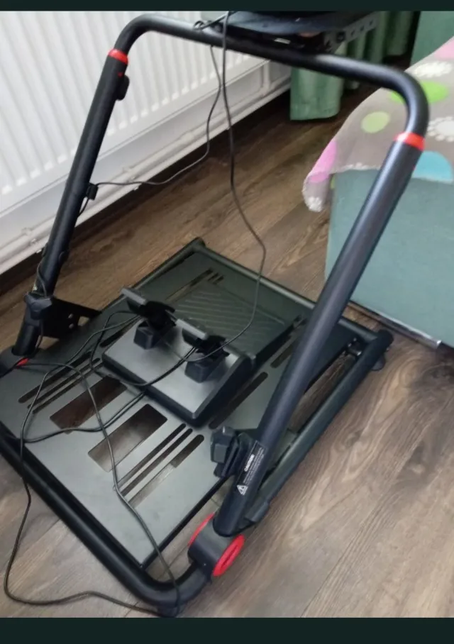 Volan, pedale și suport metalic reglabil pentru PS4/PS5 – fotografia 3 din 8