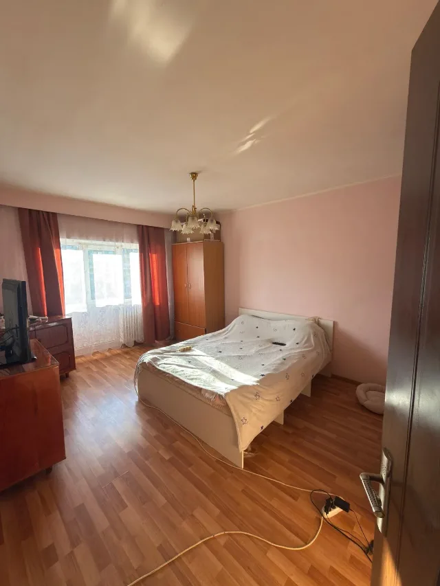 Vând apartament cu 3 camere – fotografia 5 din 8