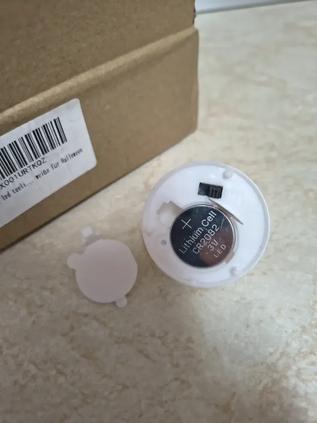 Set 12 lumânări tip pastila cu led și petale de trandafir cu – fotografia 5 din 5