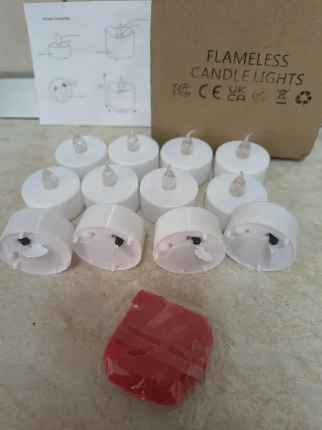 Set 12 lumânări tip pastila cu led și petale de trandafir cu – fotografia 3 din 5