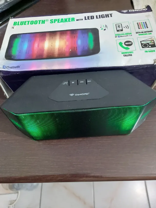 vînd  boxă Bluetooth nouă cu leduri – fotografia 1 din 6