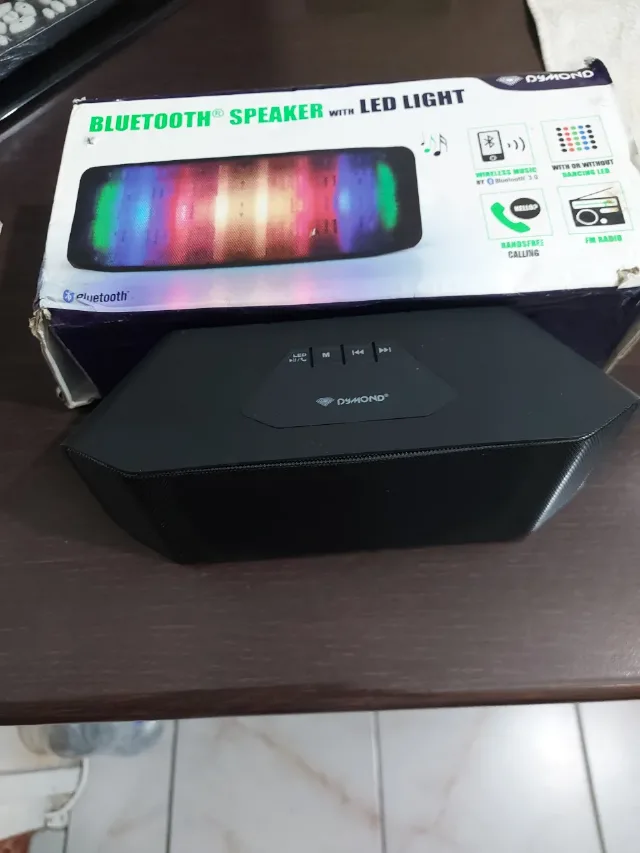 vînd  boxă Bluetooth nouă cu leduri – fotografia 3 din 6