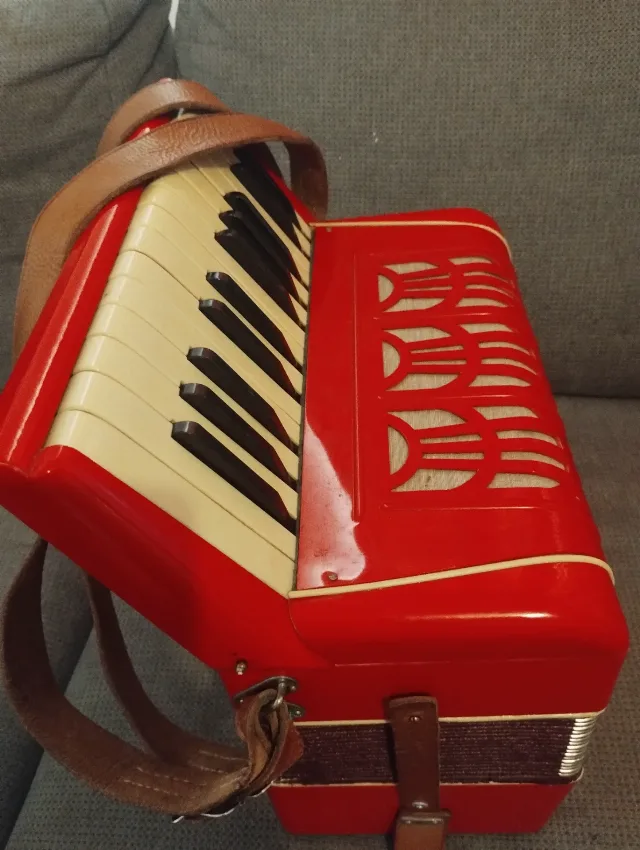 Vând acordeon HOHNER 32 bași venit curând din Germania sună tare puternic am videoclip cine este interesat trimit și în provincie – fotografia 3 din 8