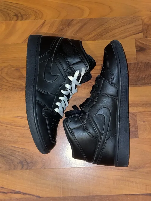 Nike Air Jordan 1 mid | marimea 40,5 | stare impecabilă – fotografia 2 din 8