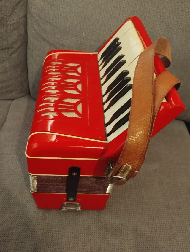 Vând acordeon HOHNER 32 bași venit curând din Germania sună tare puternic am videoclip cine este interesat trimit și în provincie – fotografia 4 din 8