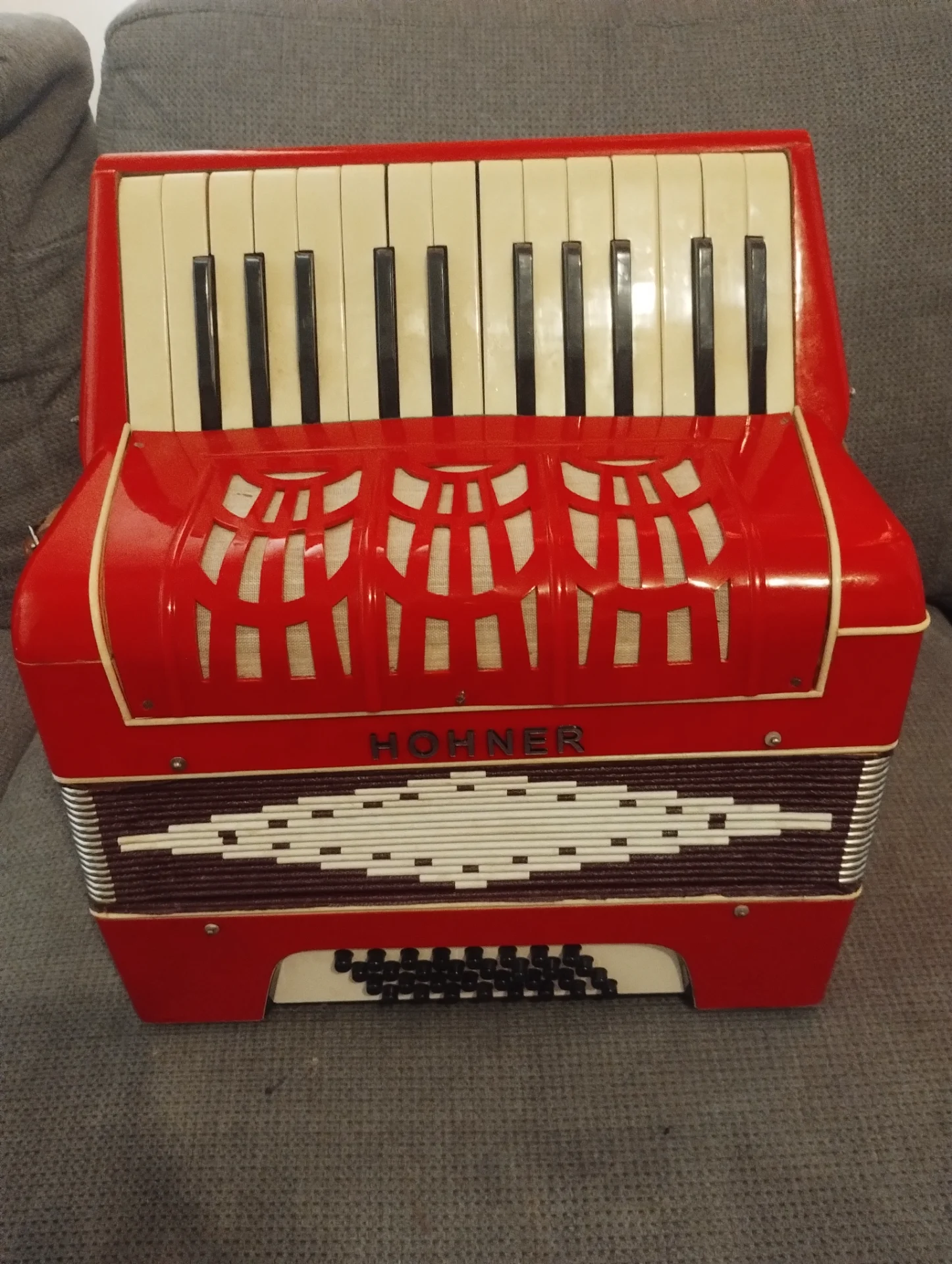 Vând acordeon HOHNER 32 bași venit curând din Germania sună tare puternic am videoclip cine este interesat trimit și în provincie – fotografia 7 din 8