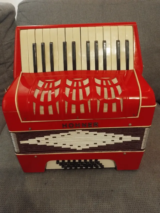Vând acordeon HOHNER 32 bași venit curând din Germania sună tare puternic am videoclip cine este interesat trimit și în provincie – fotografia 7 din 8