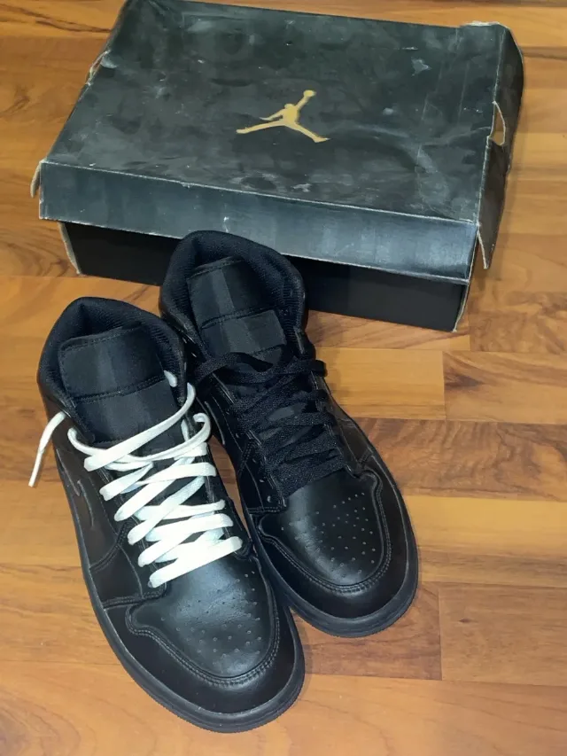 Nike Air Jordan 1 mid | marimea 40,5 | stare impecabilă – fotografia 1 din 8