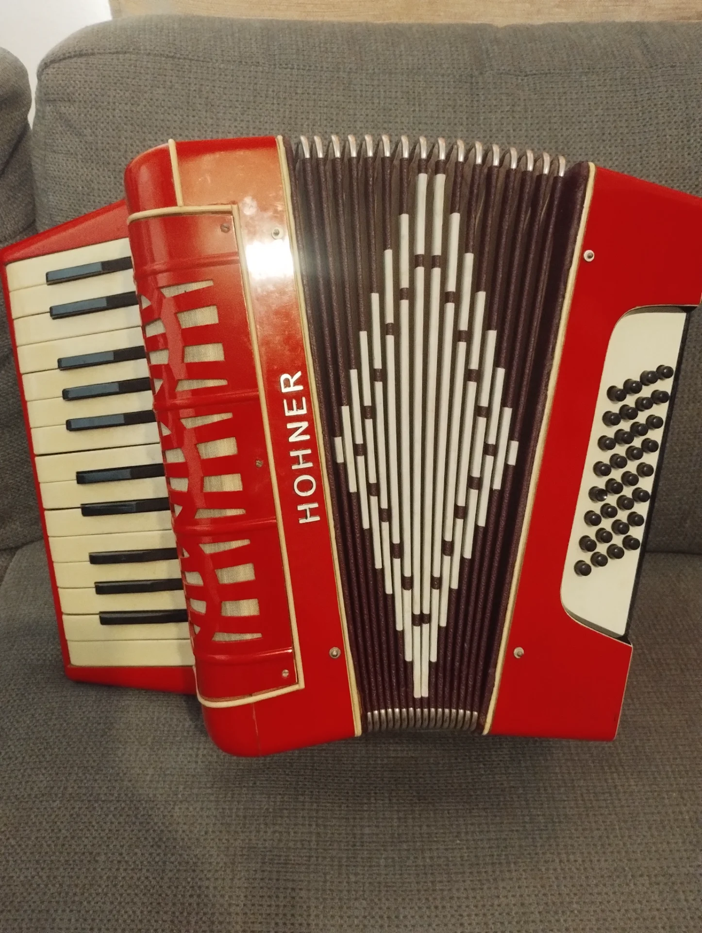 Vând acordeon HOHNER 32 bași venit curând din Germania sună tare puternic am videoclip cine este interesat trimit și în provincie – fotografia 6 din 8