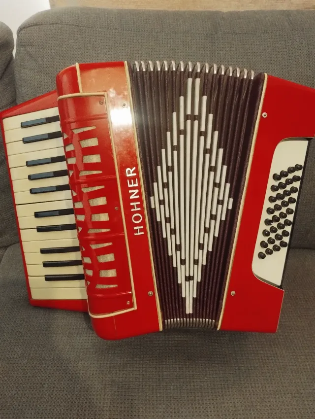 Vând acordeon HOHNER 32 bași venit curând din Germania sună tare puternic am videoclip cine este interesat trimit și în provincie – fotografia 6 din 8